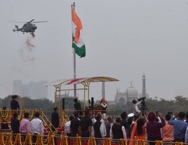 YENİ DELHI INDIA 15 AĞUSTOS 2023 IAF Mi 17V5 helikopter, tarihi Kızıl Kale 'deki 77. Bağımsızlık Günü' nde Kızıl Kale 'nin surlarında Başbakan Narendra Modi tarafından açılan ulusal bayrak olarak çiçek yaprakları yağdırıyor.
