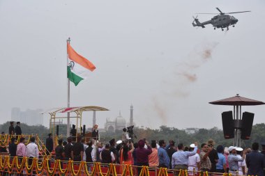 YENİ DELHI INDIA 15 AĞUSTOS 2023 IAF Mi 17V5 helikopter, tarihi Kızıl Kale 'deki 77. Bağımsızlık Günü' nde Kızıl Kale 'nin surlarında Başbakan Narendra Modi tarafından açılan ulusal bayrak olarak çiçek yaprakları yağdırıyor.