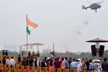 YENİ DELHI INDIA 15 AĞUSTOS 2023 IAF Mi 17V5 helikopter, tarihi Kızıl Kale 'nin 77. Bağımsızlık Günü' nde Kızıl Kale 'nin surlarında Başbakan Narendra Modi tarafından açılan ulusal bayrak olarak çiçek yaprakları yağdırıyor.