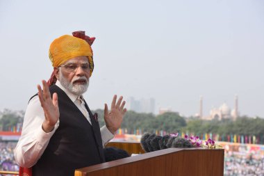 NEW DELHI INDIA, AĞUSTOS 15 Ağustos 2023: Başbakan Narendra Modi, tarihi Kızıl Kale 'den ulusa sesleniyor..