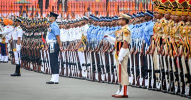 NEW DELHI INDIA 15 AĞUSTOS Tri Services ve Delhi Polis personeli birliği 15 Ağustos 2023 'te Kızıl Kale' de düzenlenen 77. Bağımsızlık Günü töreninde Hindistan 'ın c zamanında farklı ülkelere yardım ettiğini söyledi.