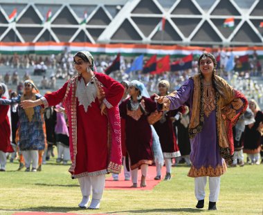 SRINAGAR INDIA AĞUSTOS 13 AĞUSTOS Geleneksel Kashmiri kıyafetli öğrenciler 13 Ağustos 2023 tarihinde Bakshi Stadyumu 'nda Waseem Andrabi Hindustan Times