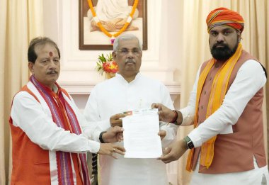 PATNA INDIA AUGust 13 Ağustos 2023 Bihar BJP Başkanı Samrat Choudhary ve muhalefet lideri Vijay Sinha, 13 Ağustos 2023 tarihinde Raj Bhawan 'da Bihar Valisi Rajendra Vishwanath Arlekar' a bildiride bulundular.