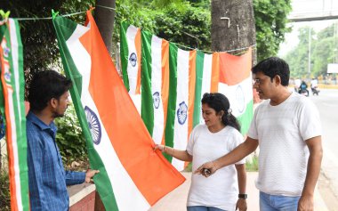 PATNA INDIA 13 AĞUSTOS 2023 İnsanlar Patna 'da yol kenarında üç renkli bayraklar satın alıyorlar 13 Ağustos 2023' te Bağımsızlık Günü öncesinde Patna Hindistan 'da Santosh Kumar Hindustan Times