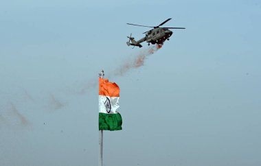 NEW DELHI INDIA 13 AĞUSTOS IAFS 13 Ağustos 2023 IAFS helikopterleri, Yeni Delhi 'de yapılacak 77. Bağımsızlık Günü kutlamaları sırasında Kızıl Kale' nin surlarında ulusal bayrak açarken, 