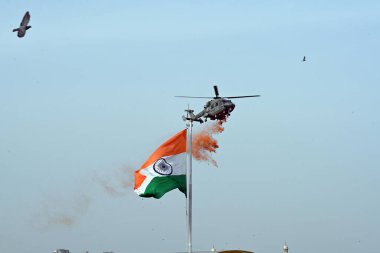 NEW DELHI INDIA 13 AĞUSTOS IAFS 13 Ağustos 2023 IAFS helikopterleri, Yeni Delhi 'de yapılacak 77. Bağımsızlık Günü kutlamaları sırasında Kızıl Kale' nin surlarında ulusal bayrak açarken, 