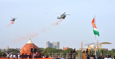 YENİ DELHI INDIA 13 AĞUSTOS 2023 IAF Mi 17V5 helikopterli helikopter, 77. Bağımsızlık Günü kutlamaları sırasında Kızıl Kale 'nin surlarında ulusal bayrak açılışı yapıyor.