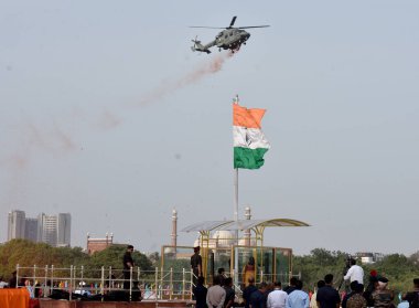 YENİ DELHI INDIA 13 AĞUSTOS 2023 IAF Mi 17V5 helikopterli helikopter, 77. Bağımsızlık Günü kutlamaları sırasında Kızıl Kale 'nin surlarında ulusal bayrak açılışı yapıyor.