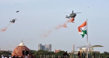 YENİ DELHI INDIA 13 AĞUSTOS 2023 IAF Mi 17V5 helikopterli helikopter, 77. Bağımsızlık Günü kutlamaları sırasında Kızıl Kale 'nin surlarında ulusal bayrak açılışı yapıyor.