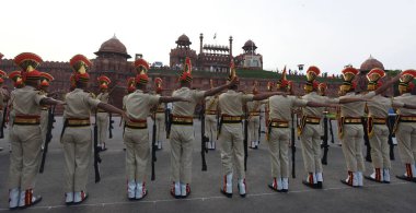 NEW DELHI INDIA AĞUSTOS 13 AĞUSTOS 2023 Hint Askerleri, 13 Ağustos 2023 'te Kızıl Kale' de yapılacak 77. Bağımsızlık Günü kutlamaları için düzenlenen kostümlü prova sırasında onur kıtası için Yeni Delhi 'ye geldiler. Fotoğraf: Sonu Mehta Hindustan Times