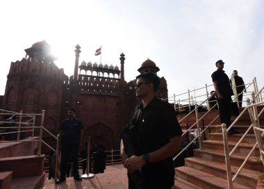 NEW DELHI INDIA AĞUSTOS 13 AĞUSTOS 2023 Hint Güvenliği Ekibi, 13 Ağustos 2023 'te Kızıl Kale' de yapılacak 77. Bağımsızlık Günü kutlamaları için giyinme provası sırasında Sonu Mehdustan Times tarafından çekilmiştir.