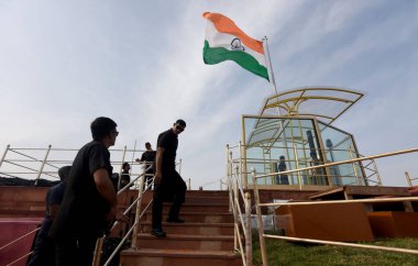 NEW DELHI INDIA AĞUSTOS 13 AĞUSTOS 2023 Hint Güvenliği Ekibi, 13 Ağustos 2023 'te Kızıl Kale' de yapılacak 77. Bağımsızlık Günü kutlamaları için giyinme provası sırasında Sonu Mehdustan Times tarafından çekilmiştir.