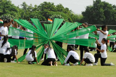 GURUGRAM INDIA 13 AĞUSTOS 2023 Dev Samaj Vidya Niketan Vidyalaya öğrencileri, Sektör 38 'deki Tau Devi Lal Stadyumu' nda yapılacak olan 77. Bağımsızlık Günü geçit töreninin kostümlü provasında Jai Ho ve Chak De India temalı dansı gerçekleştirdiler. 