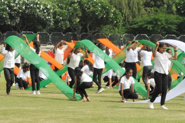 GURUGRAM INDIA 13 AĞUSTOS 2023 Dev Samaj Vidya Niketan Vidyalaya öğrencileri, Sektör 38 'deki Tau Devi Lal Stadyumu' nda yapılacak olan 77. Bağımsızlık Günü geçit töreninin kostümlü provasında Jai Ho ve Chak De India temalı dansı gerçekleştirdiler. 