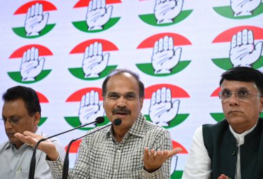 NEW DELHI INDIA 12 AĞUSTOS 2023 Kongre Başkanı Adhir Ranjan Chowdhury, 12 Ağustos 2023 'te Yeni Delhi Hindistan Chowdhury' de yaptığı açıklamada, parlamentodaki Nirav konuşmasında, AICC Genel Merkezi 'ndeki Muson oturumunun sona ermesiyle ilgili bir basın toplantısı düzenledi.