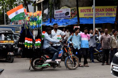 NAVI MUMBAI INDIA AUGust 12 2023 Bisikletinde üç renkli bayraklar ve üç renkli süslemelerle dolu bir Vendor, 77. bağımsızlık günü kutlamaları öncesinde 12 Ağustos 2023 tarihinde Navi Mumbai Hindistan 'da Navi Kumar Hindustan tarafından çekilmiştir.
