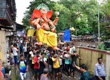 MUMBAI INDIA AUGust 12 AĞUSTOS 2023 Dindarları, Lord Ganeshs putunu 12 Ağustos 2023 'te Mumbai Hindistan' da Lalbaug atölyesindeki pandala taşıdı. Fotoğraf: Bhushan Koyande Hindustan Times