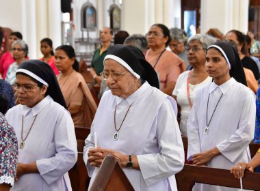 MUMBAI INDIA 12 AĞUSTOS 2023 Barış ve ahenk için dinler arası dua toplantısı 12 Ağustos 2023 tarihinde Byculla Gloria Kilisesi 'nde Bhushan Koyande Hindustan Times tarafından çekilmiştir.