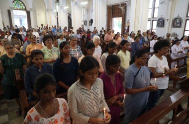 MUMBAI INDIA 12 AĞUSTOS 2023 Barış ve ahenk için dinler arası dua toplantısı 12 Ağustos 2023 tarihinde Byculla Gloria Kilisesi 'nde Bhushan Koyande Hindustan Times tarafından çekilmiştir.