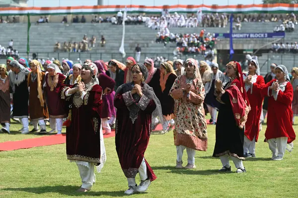 SRINAGAR INDIA AĞUSTOS 13 AĞUSTOS Geleneksel Kashmiri kıyafetli öğrenciler 13 Ağustos 2023 tarihinde Bakshi Stadyumu 'nda Waseem Andrabi Hindustan Times