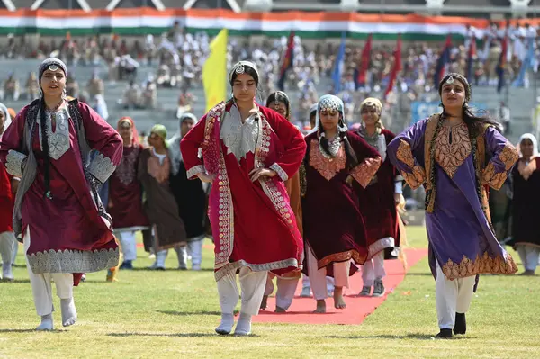 SRINAGAR INDIA AĞUSTOS 13 AĞUSTOS Geleneksel Kashmiri kıyafetli öğrenciler 13 Ağustos 2023 tarihinde Bakshi Stadyumu 'nda Waseem Andrabi Hindustan Times