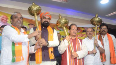 PATNA INDIA AUGust 11 Ağustos 2023 JDU kıdemli lideri Pramod Singh Chandravanshi, Bharatiya Janata Partisi genel başkanı Samrat Choudhary eşliğinde 11 Ağustos 2023 tarihinde BJP ofisinde Santosh Kumar Hind 'in çektiği Santosh Kumar Hind' in