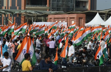 YENİ DELHI INDIA 11 AĞUSTOS 2023 Pragati Meydan 'dan Binbaşı Dhyan Chand Stadyumları' nın 1 numaralı kapısına kadar milletvekillerinin Har Ghar Tiranga 'daki bisiklet mitingine Har Ghar Tiranga' nın vatandaşlarını Tricolor 'e katılmaya teşvik etmek amacıyla katıldılar.
