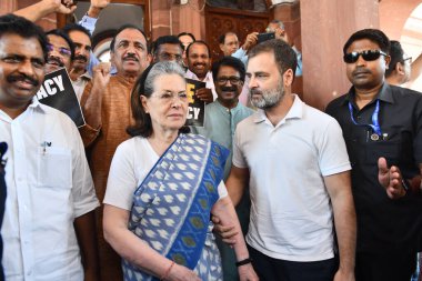 NEW DELHI INDIA 11 AĞUSTOS 2023 Kongre liderleri Sonia Gandhi ve Rahul Gandhi 11 Ağustos 2023 tarihinde Yeni Delhi Hindistan 'da düzenlenen Muson Evi kompleksinde muhalefet milletvekillerinin protesto gösterileri sırasında Sanjeev Verma Hindustan Zamanı