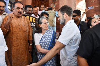 NEW DELHI INDIA 11 AĞUSTOS 2023 Kongre liderleri Sonia Gandhi ve Rahul Gandhi 11 Ağustos 2023 tarihinde Yeni Delhi Hindistan 'da düzenlenen Muson Evi kompleksinde muhalefet milletvekillerinin protesto gösterileri sırasında Sanjeev Verma Hindustan Zamanı