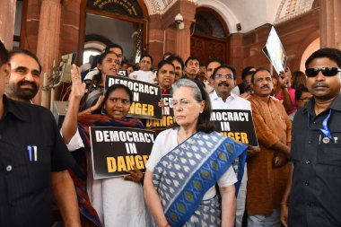 NEW DELHI INDIA 11 AĞUSTOS 2023 Kongre liderleri Sonia Gandhi ve Rahul Gandhi 11 Ağustos 2023 tarihinde Yeni Delhi Hindistan 'da düzenlenen Muson Evi kompleksinde muhalefet milletvekillerinin protesto gösterileri sırasında Sanjeev Verma Hindustan Zamanı