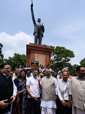 YENİ DELHI INDIA 11 AĞUSTOS Rajya Sabha & Kongre Başkanı Mallikarjun Kharge ve parti lideri Rahul Gandhi Lok Sabha Adhir Ranjan Chowdhury 'da muhalefet milletvekillerinin Parlia' daki protestosu sırasında muhalefet lideri Rahul Gandi ile birlikte