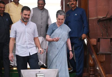NEW DELHI INDIA 10 AĞUSTOS 10 2023 Kongre milletvekilleri Sonia Gandhi ve Rahul Gandhi, muhalefet milletvekilleri Başbakan Narendra Modis 'in Güvensizlik Hareketi' yle ilgili tartışmalara yanıt olarak Lok Sabha 'dan grev düzenledikten sonra Meclis binasını terk ettiler.