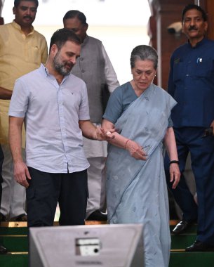 NEW DELHI INDIA 10 AĞUSTOS 10 2023 Kongre milletvekilleri Sonia Gandhi ve Rahul Gandhi, muhalefet milletvekilleri Başbakan Narendra Modis 'in Güvensizlik Hareketi' yle ilgili tartışmalara yanıt olarak Lok Sabha 'dan grev düzenledikten sonra Meclis binasını terk ettiler.