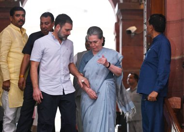 NEW DELHI INDIA 10 AĞUSTOS 10 2023 Kongre milletvekilleri Sonia Gandhi ve Rahul Gandhi, muhalefet milletvekilleri Başbakan Narendra Modis 'in Güvensizlik Hareketi' yle ilgili tartışmalara yanıt olarak Lok Sabha 'dan grev düzenledikten sonra Meclis binasını terk ettiler.