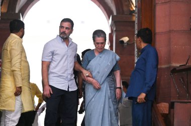 NEW DELHI INDIA 10 AĞUSTOS 10 2023 Kongre milletvekilleri Sonia Gandhi ve Rahul Gandhi, muhalefet milletvekilleri Başbakan Narendra Modis 'in Güvensizlik Hareketi' yle ilgili tartışmalara yanıt olarak Lok Sabha 'dan grev düzenledikten sonra Meclis binasını terk ettiler.