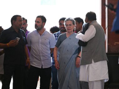 NEW DELHI INDIA 10 AĞUSTOS 10 2023 Kongre milletvekilleri Sonia Gandhi ve Rahul Gandhi, muhalefet milletvekilleri Başbakan Narendra Modis 'in Güvensizlik Hareketi' yle ilgili tartışmalara yanıt olarak Lok Sabha 'dan grev düzenledikten sonra Meclis binasını terk ettiler.