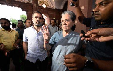 NEW DELHI INDIA 10 AĞUSTOS 10 2023 Kongre milletvekilleri Sonia Gandhi ve Rahul Gandhi, muhalefet milletvekilleri Başbakan Narendra Modis 'in Güvensizlik Hareketi' yle ilgili tartışmalara yanıt olarak Lok Sabha 'dan grev düzenledikten sonra Meclis binasını terk ettiler.
