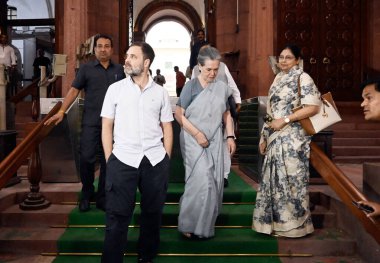 NEW DELHI INDIA 10 AĞUSTOS 10 2023 Kongre milletvekilleri Sonia Gandhi ve Rahul Gandhi, muhalefet milletvekilleri Başbakan Narendra Modis 'in Güvensizlik Hareketi' yle ilgili tartışmalara yanıt olarak Lok Sabha 'dan grev düzenledikten sonra Meclis binasını terk ettiler.