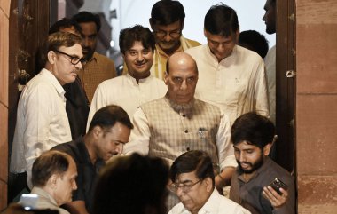 NEW DELHI INDIA 10 AĞUSTOS Savunma Bakanı Rajnath Singh, Lok Sabha 'nın duruşmasının 10 Ağustos 2023 tarihinde Yeni Delhi Ind' de yapılan Muson oturumunda ertelenmesinin ardından Birlik Sivil Havacılık Bakanı Jyotiraditya Scindia ile birlikte