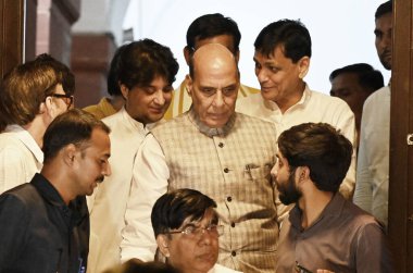 NEW DELHI INDIA 10 AĞUSTOS Savunma Bakanı Rajnath Singh, Lok Sabha 'nın duruşmasının 10 Ağustos 2023 tarihinde Yeni Delhi Ind' de yapılan Muson oturumunda ertelenmesinin ardından Birlik Sivil Havacılık Bakanı Jyotiraditya Scindia ile birlikte