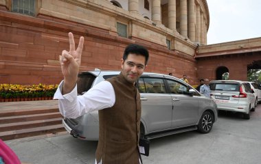 NEW DELHI INDIA AĞUSTOS 10 AAP Milletvekili Raghav Chadha 10 Ağustos 2023 'te Yeni Delhi Hindistan' da yapılan Muson oturumu sırasında Sanjeev Verma Hindustan Times