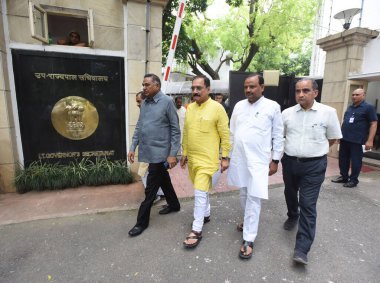 NEW DELHI INDIA 10 AUGust 10 Ağustos 2023 Delhi BJP Başkanı Virendra Sachdeva LOP Ramvir Singh Bidhuri ve tüm BJP MLA 'lar ile birlikte Delhi Valisi Vinai Kumar Saxena ile 10 Ağustos 2023 tarihinde Yeni Delhi Hindistan' da görüştükten sonra