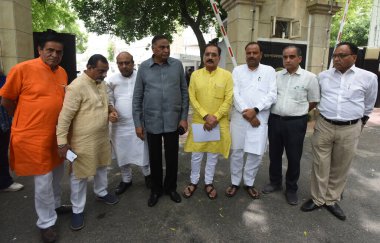 NEW DELHI INDIA 10 AUGust 10 Ağustos 2023 Delhi BJP Başkanı Virendra Sachdeva LOP Ramvir Singh Bidhuri ve tüm BJP MLA 'lar ile birlikte Delhi Valisi Vinai Kumar Saxena ile 10 Ağustos 2023 tarihinde Yeni Delhi Hindistan' da görüştükten sonra