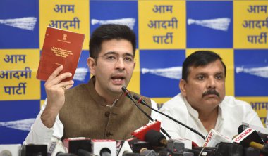 NEW DELHI INDIA 10 AUGust 10 2023 AAP milletvekilleri Sanjay Singh ve Raghav Chadha ve diğer tüm AAP milletvekilleri Rouse Bulvarı 'ndaki AAP Genel Merkezi' nde basın toplantısı düzenlediler.