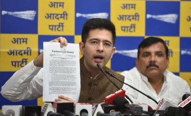 NEW DELHI INDIA 10 AUGust 10 2023 AAP milletvekilleri Sanjay Singh ve Raghav Chadha ve diğer tüm AAP milletvekilleri Rouse Bulvarı 'ndaki AAP Genel Merkezi' nde basın toplantısı düzenlediler.