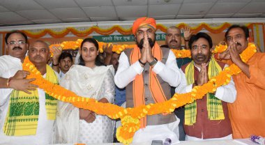 PATNA INDIA 9 AĞUSTOS Bihar BJP Başkanı Samrat Choudhary ve partisi MLA Shreyashi Singh ve diğerleri, Rashtra tarafından düzenlenen A N Sinha Enstitüsü 'nde Ağustos Kranti Diwas vesilesiyle Yuva Sankalp programı sırasında büyük çelenklerle onurlandırıldı.