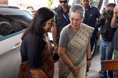 NEW DELHI INDIA AĞUSTOS 9 AĞUSTOS Kongre Üyesi Sonia Gandhi, 9 Ağustos 2023 tarihinde devam eden Muson oturumu sırasında Parlamento Binası kompleksine geldi.
