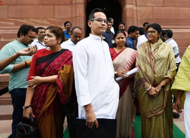 NEW DELHI INDIA AUGust 9 AĞUSTOS Kongre Milletvekilleri Gaurav Gogoi ve BJP Milletvekili Poonam Mahajan L ve diğerleri 9 Ağustos 2023 tarihinde Yeni Delhi Hindistan 'da devam eden Muson oturumunda Sanjeev Verma Hindustan Times