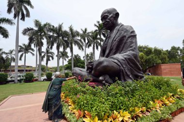 NEW DELHI INDIA AUGUST 9 2023 Samajwadi Party MP Jaya Bachchan floral tribute to Mahatma Gandhi at Parliament House during the ongoing Monsoon session on August 9 2023 in New Delhi India Photo by Sanjeev Verma Hindustan Times clipart