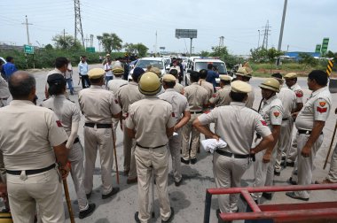 GURUGRAM INDIA 9 AĞUSTOS 9 AĞUSTOS Haryana polis personeli Rojka Meo yakınlarındaki Sohna Nuh yolunda konuşlandırıldı.